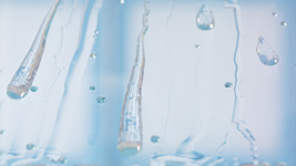 Stikls, kurš ir apstrādāts izmantojot RAVAK AntiCalc® tehnoloģiju, atgrūž ūdeni.